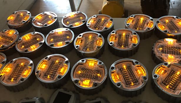 Comparing Cat's Eye and Road Stud: Distinct Features and Optimal Uses