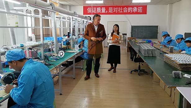 Comparing Cat's Eye and Road Stud: Distinct Features and Optimal Uses