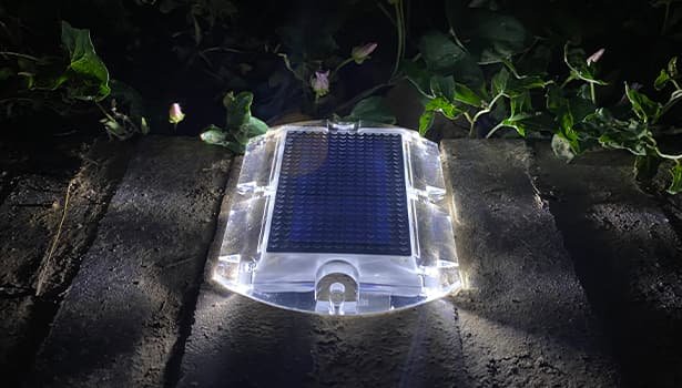 Solar road studs guiding vehicles