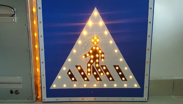 Solar LED pedestrian crossing sign with high-visibility lighting